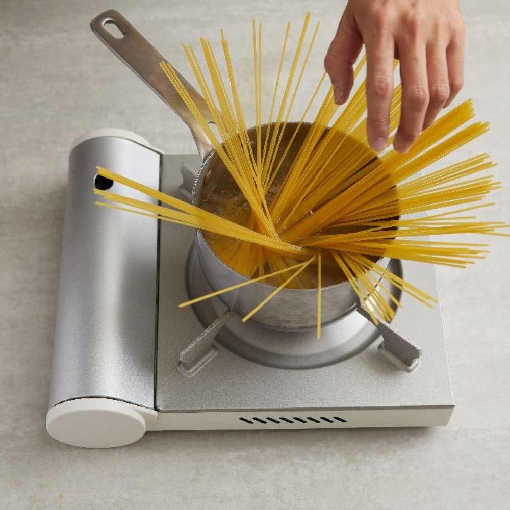 1.將義大利麵放入大鍋中加入足量的水煮沸後加鹽。（麵100g：水1L：鹽1小匙）