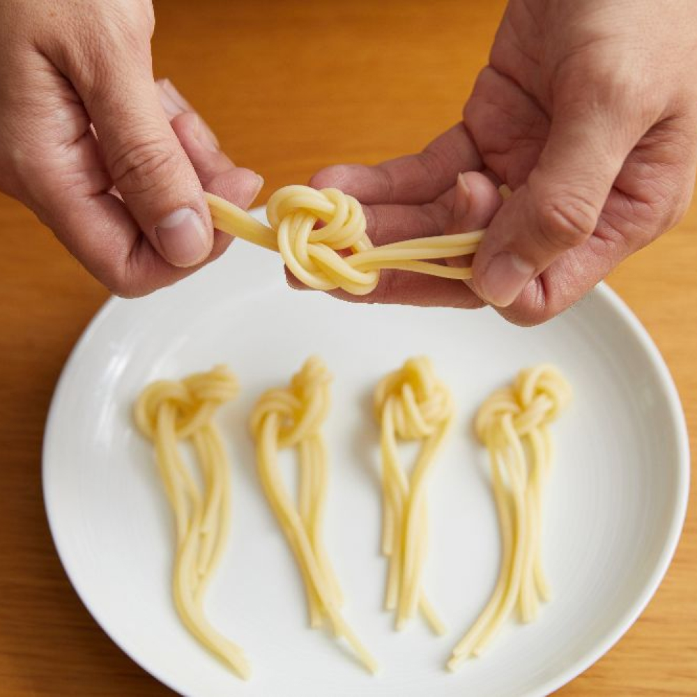 2.取3根麵條簡單打兩次單結。