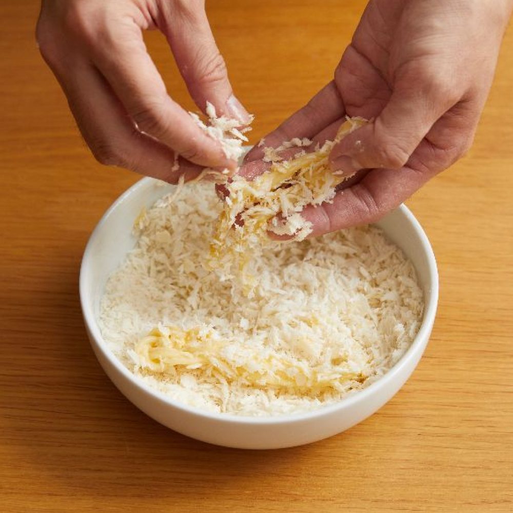 3.依序沾上①低筋麵粉②蛋液③麵包粉。