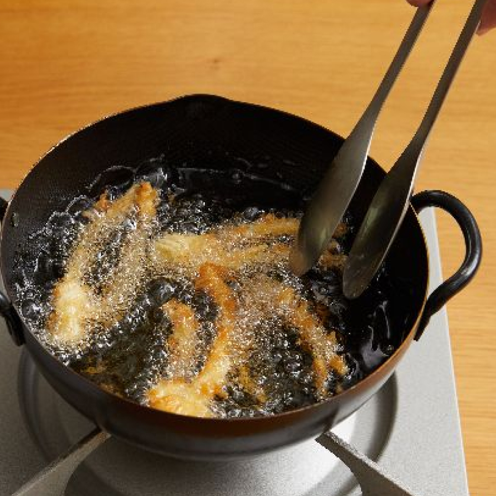 4.將油加熱至190度，直接放入鍋中油炸，炸至表面金黃酥脆即可撈起。