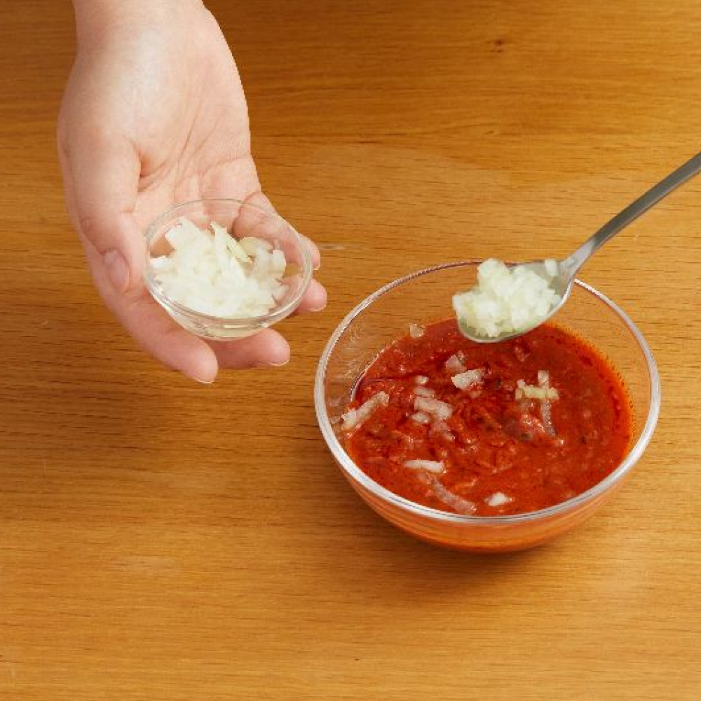 5.洋蔥切碎加入經典番茄義大利麵醬中拌勻，製作調味沾醬。