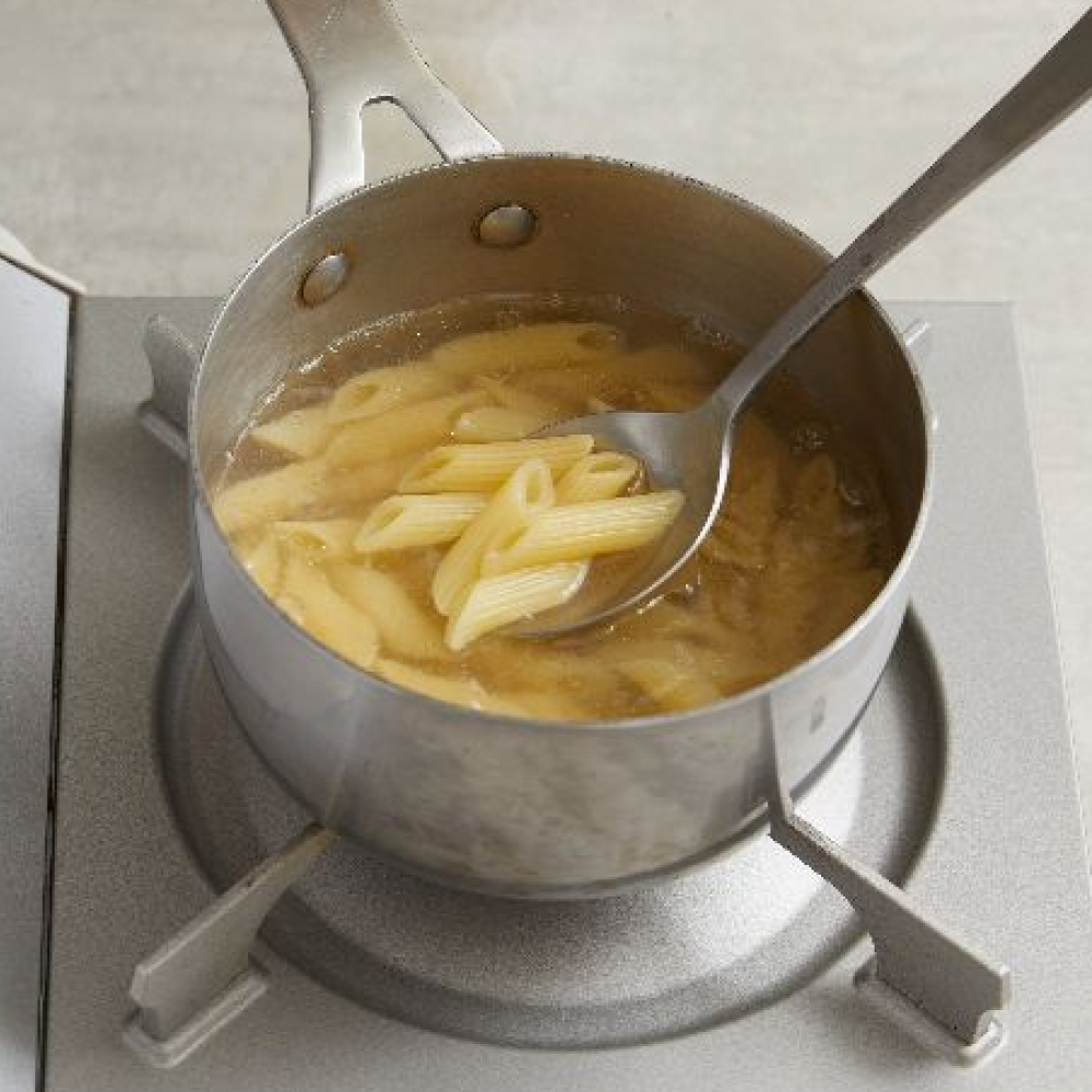 1.將義大利麵放入大鍋中加入足量的水煮沸後加鹽備用。（麵100Ｇ：水1L：鹽1小匙）