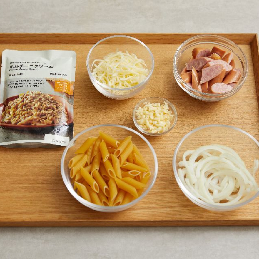 2.將香腸斜切、洋蔥切絲、大蒜切碎備用。