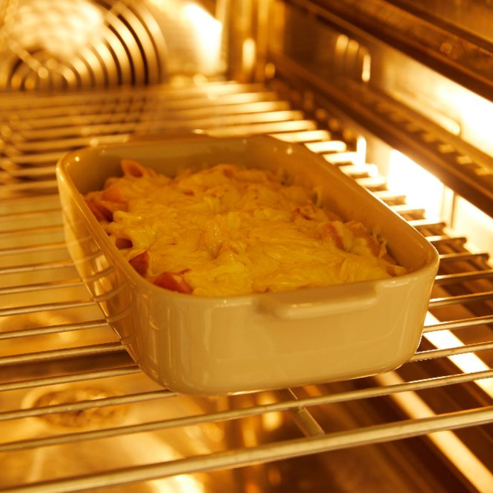 5.表面灑上起司後放入180℃烤箱，烤約10分鐘至上色即完成。