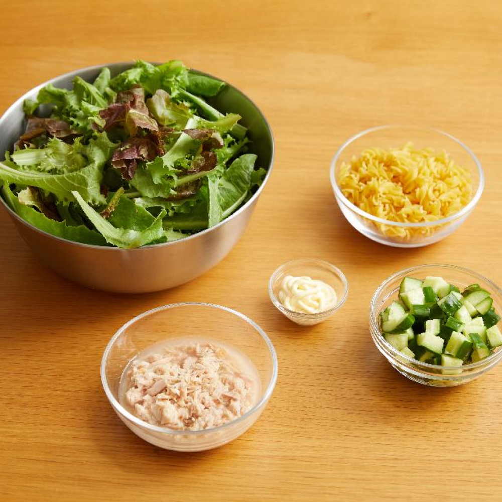 1.小黃瓜切丁，取出鮪魚罐頭，將較為大塊的鮪魚肉切丁備用。