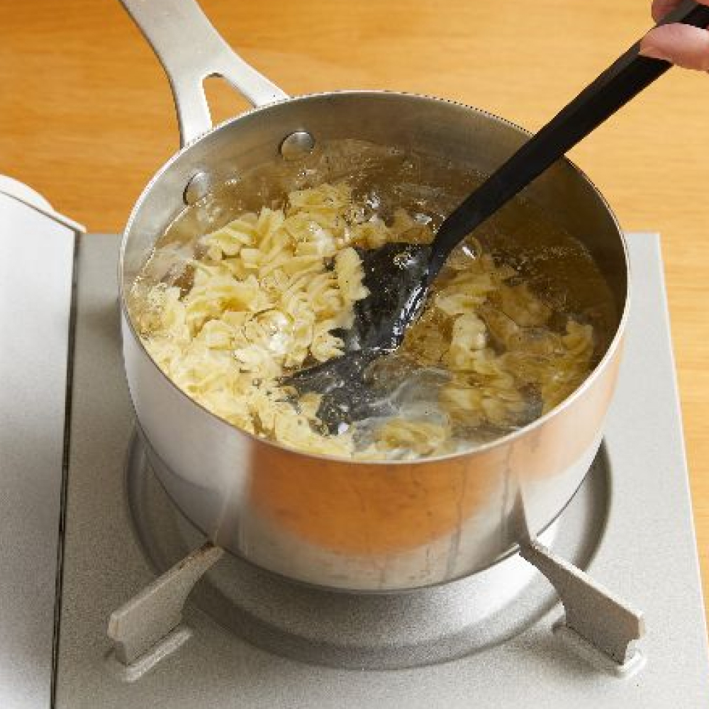 2.將義大利麵放入大鍋中加入足量的水煮沸後加鹽，直至麵體偏軟撈出冰鎮備用。（麵100ｇ：水1L：鹽1小匙）