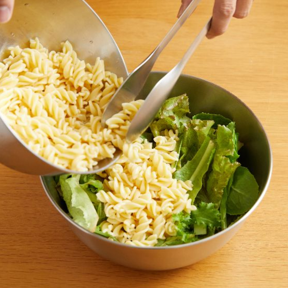 3.準備不鏽鋼碗，分批將小黃瓜、生菜、螺旋麵依序加入拌勻，再淋上美乃滋微拌，最後將整罐鮪魚加入調理碗中，讓所有食材均勻拌開吸收魚油香氣即完成。