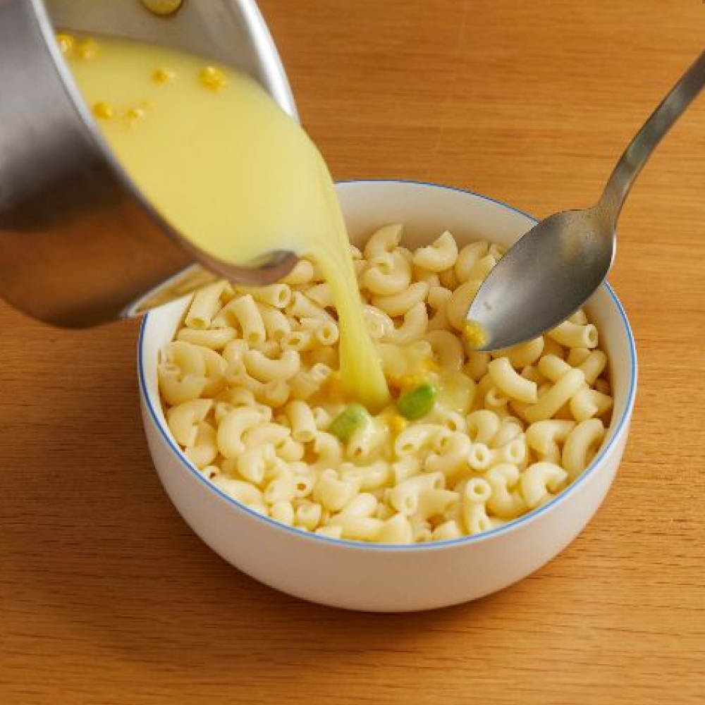 2.使用熱水沖泡毛豆玉米濃湯，再將步驟1與步驟2加入碗中即完成!