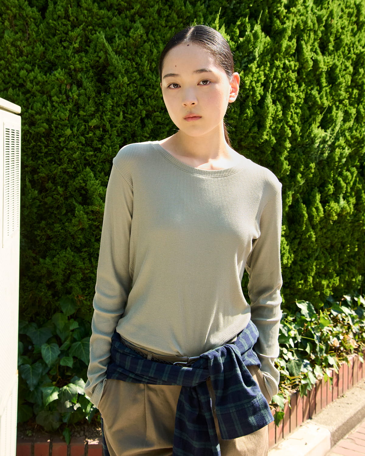 婦人　なめらかリブ編みクルーネック長袖Ｔシャツの着用イメージ1
