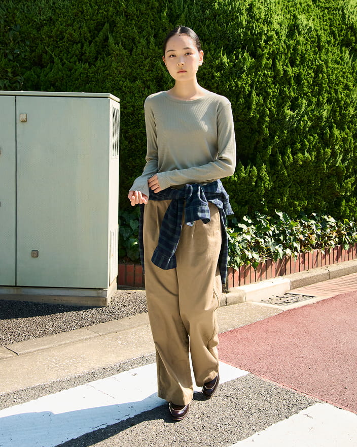 婦人　なめらかリブ編みクルーネック長袖Ｔシャツの着用イメージ2