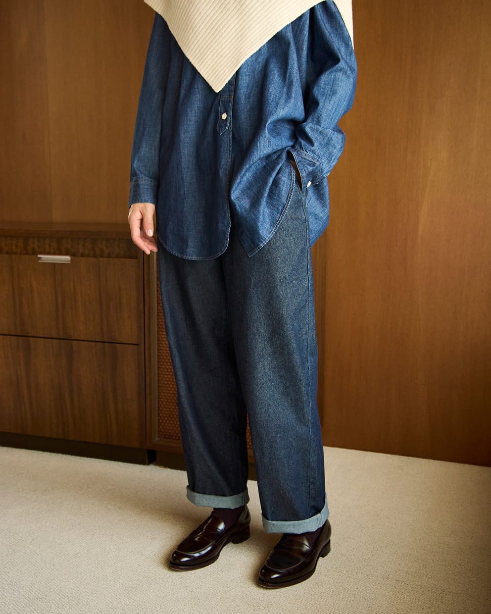婦人　洗いざらし デニムイージーテーパードパンツの着用イメージ2