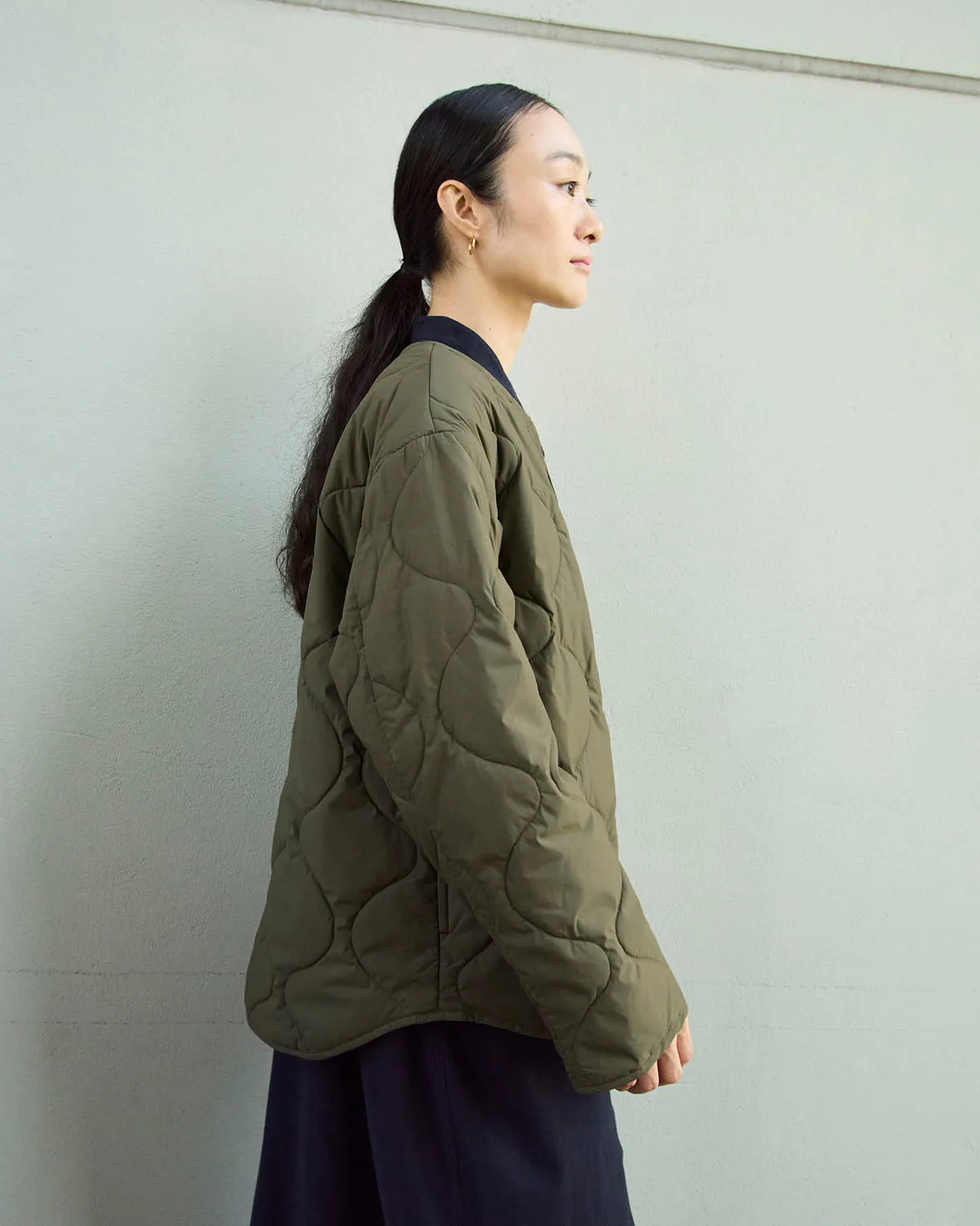 婦人　なめらかリブ編みクルーネック長袖Ｔシャツの着用イメージ1