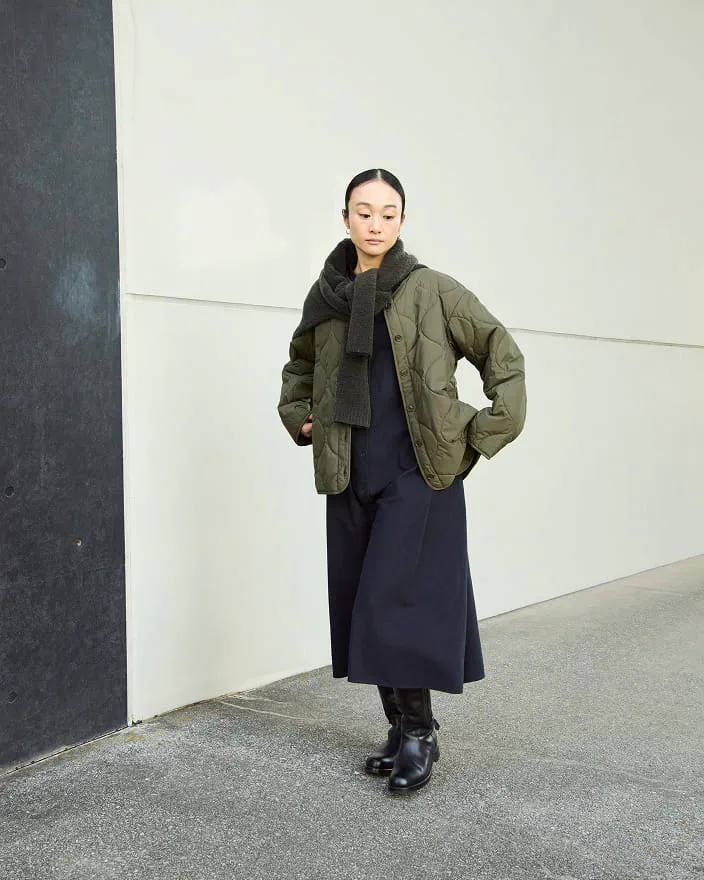 婦人　なめらかリブ編みクルーネック長袖Ｔシャツの着用イメージ2