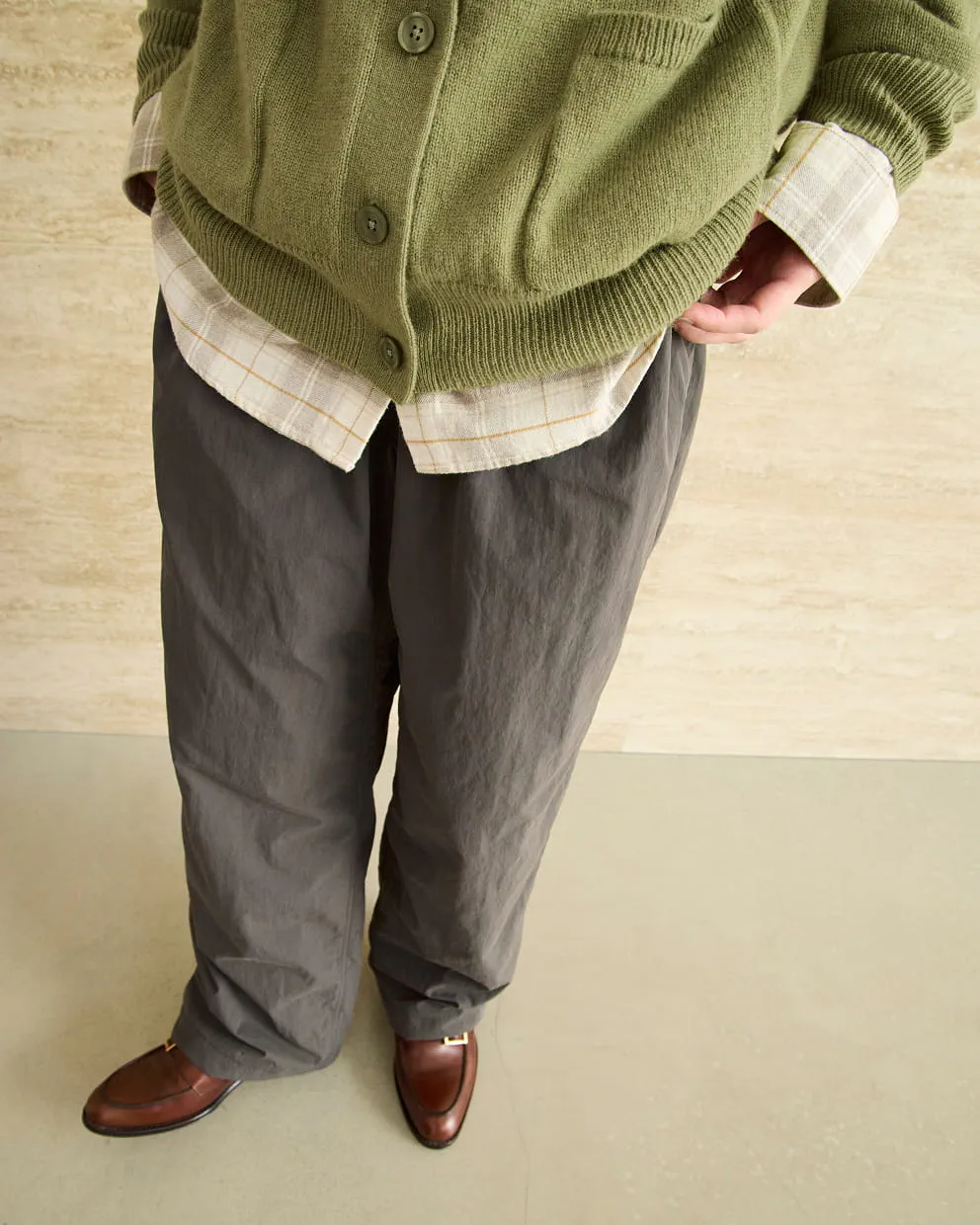 婦人　洗いざらし デニムイージーテーパードパンツの着用イメージ2