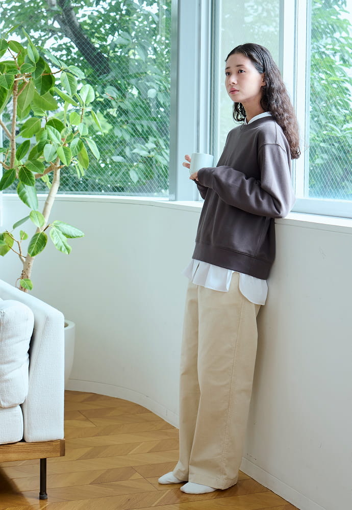 女彈性燈芯絨舒適直筒褲 着用イメージ1