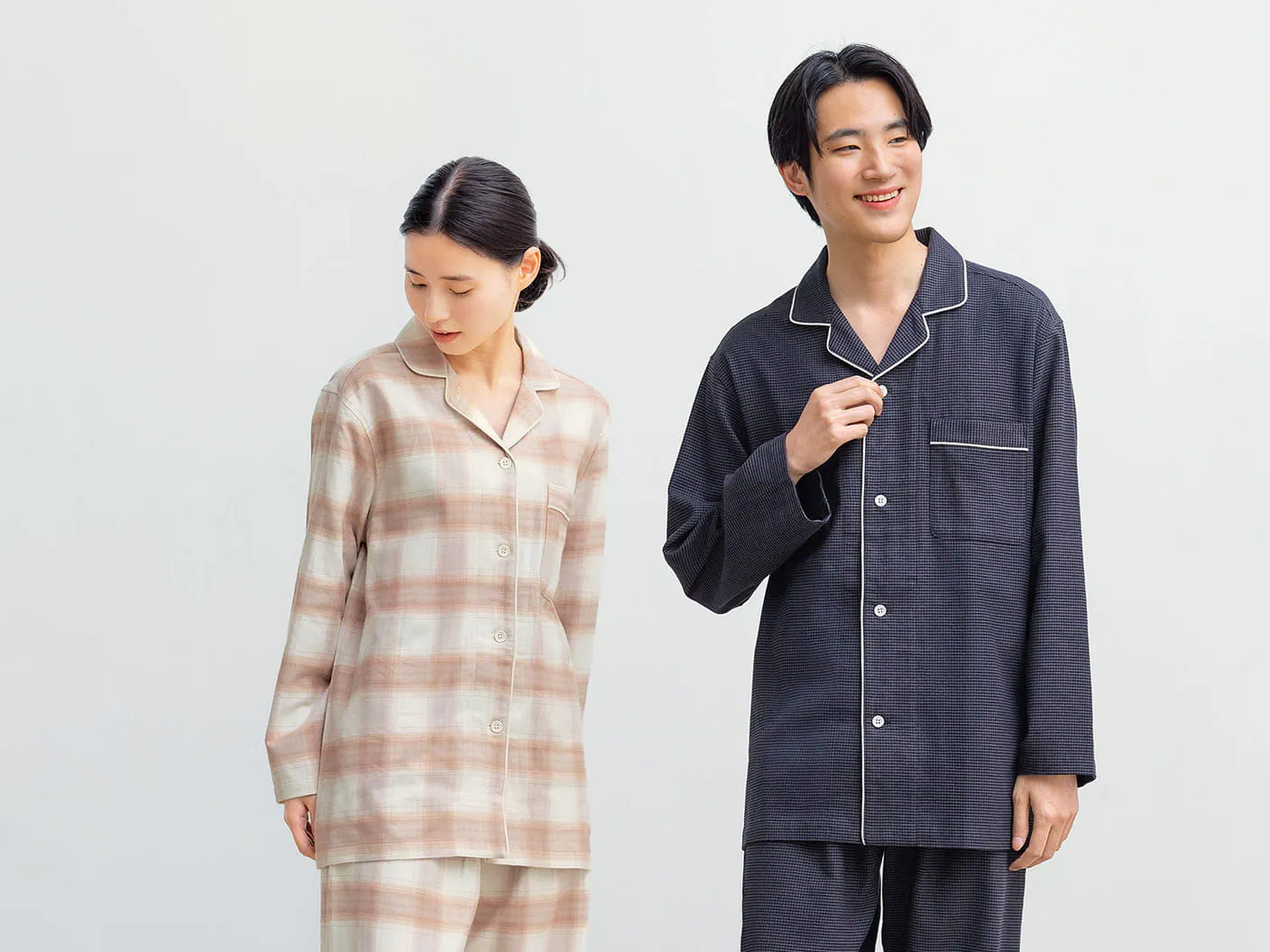 無側縫設計法蘭絨長袖睡衣的穿著示意圖