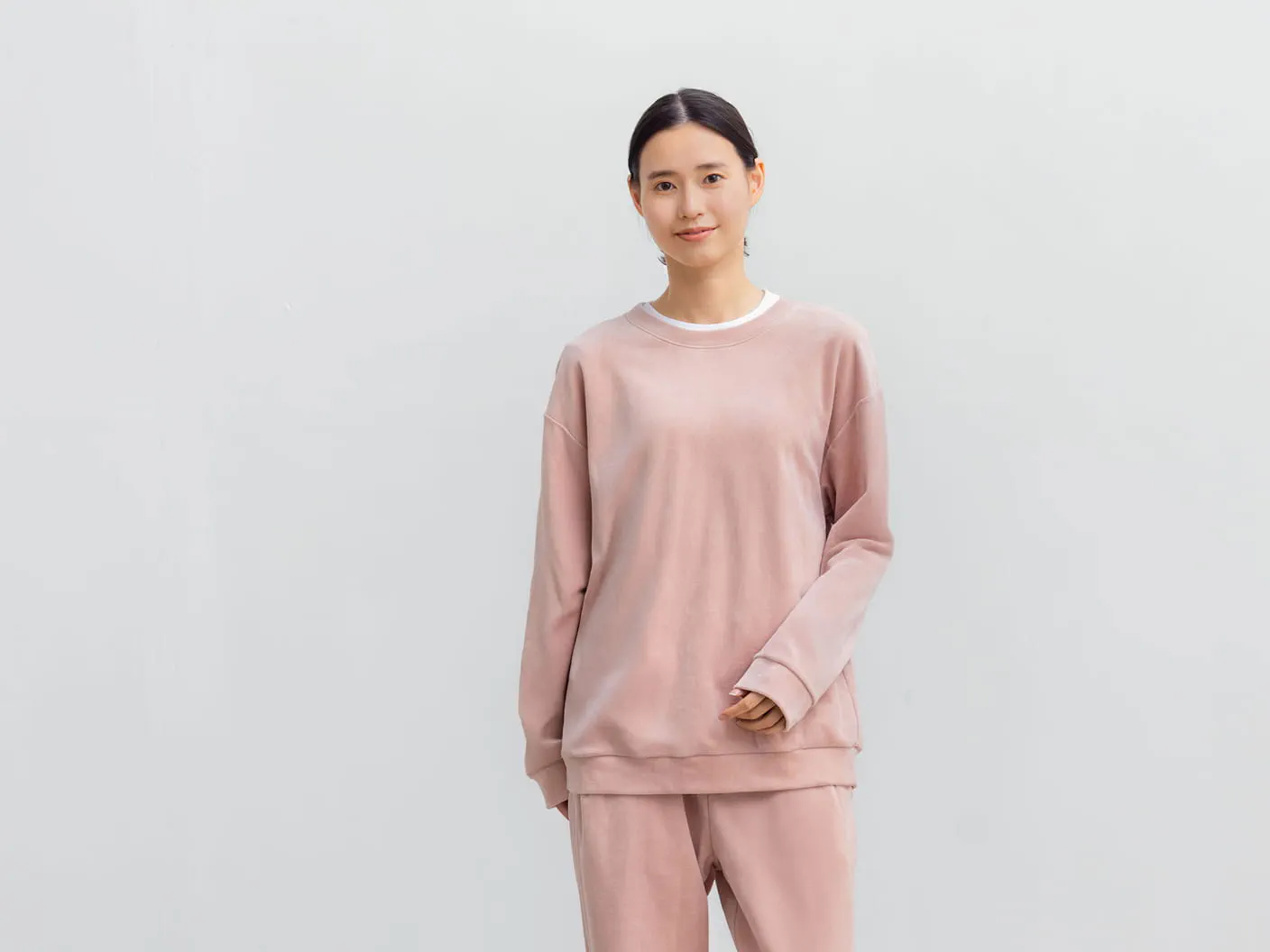 棉質天鵝絨長袖家居服套組的穿著示意圖