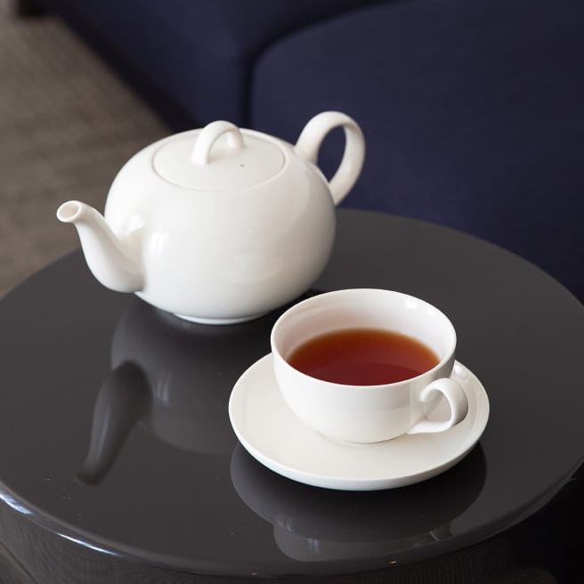 ティーポットとティーカップにいれた紅茶とティーカップソーサーのイメージ