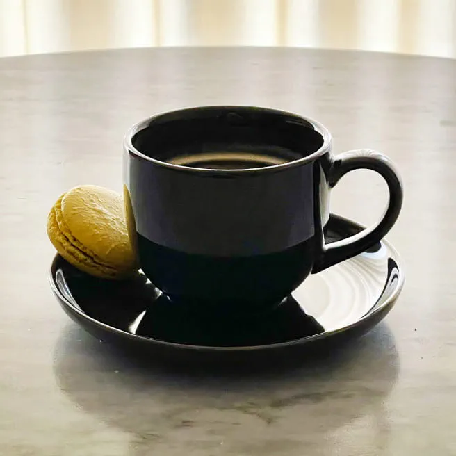 ティーポットとティーカップにいれた紅茶とティーカップソーサーのイメージ